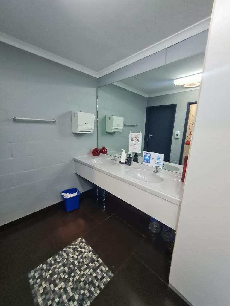 To Let Commercial Property for Rent in Pinelands Western Cape